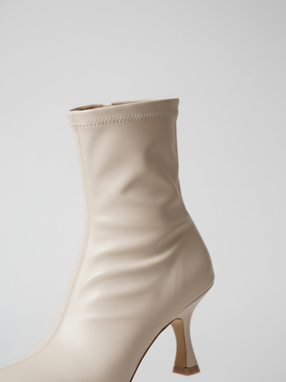 Botki z eko skóry za kostkę z dopasowaną cholewką, średnim wyprofilowanym obcasem i lekko kwadratowym noskiem z zamkiem z tyłu