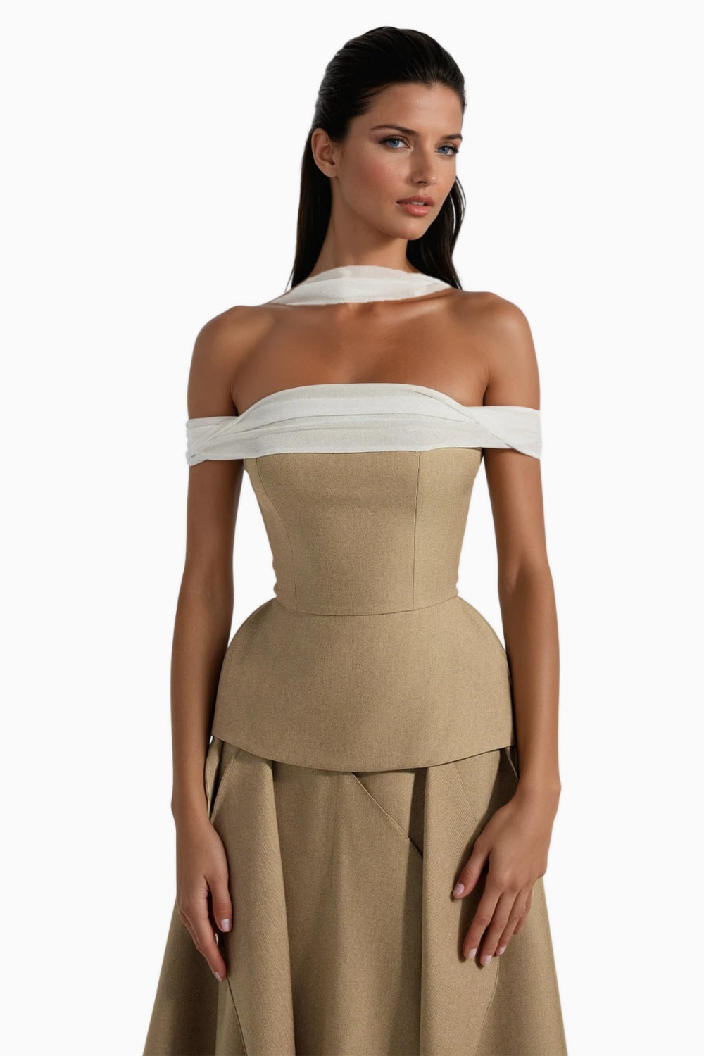 Beżowa sukienka midi z odkrytymi ramionami, taśmą przy dekolcie i konstrukcyjną spódnicą z drapowaniami