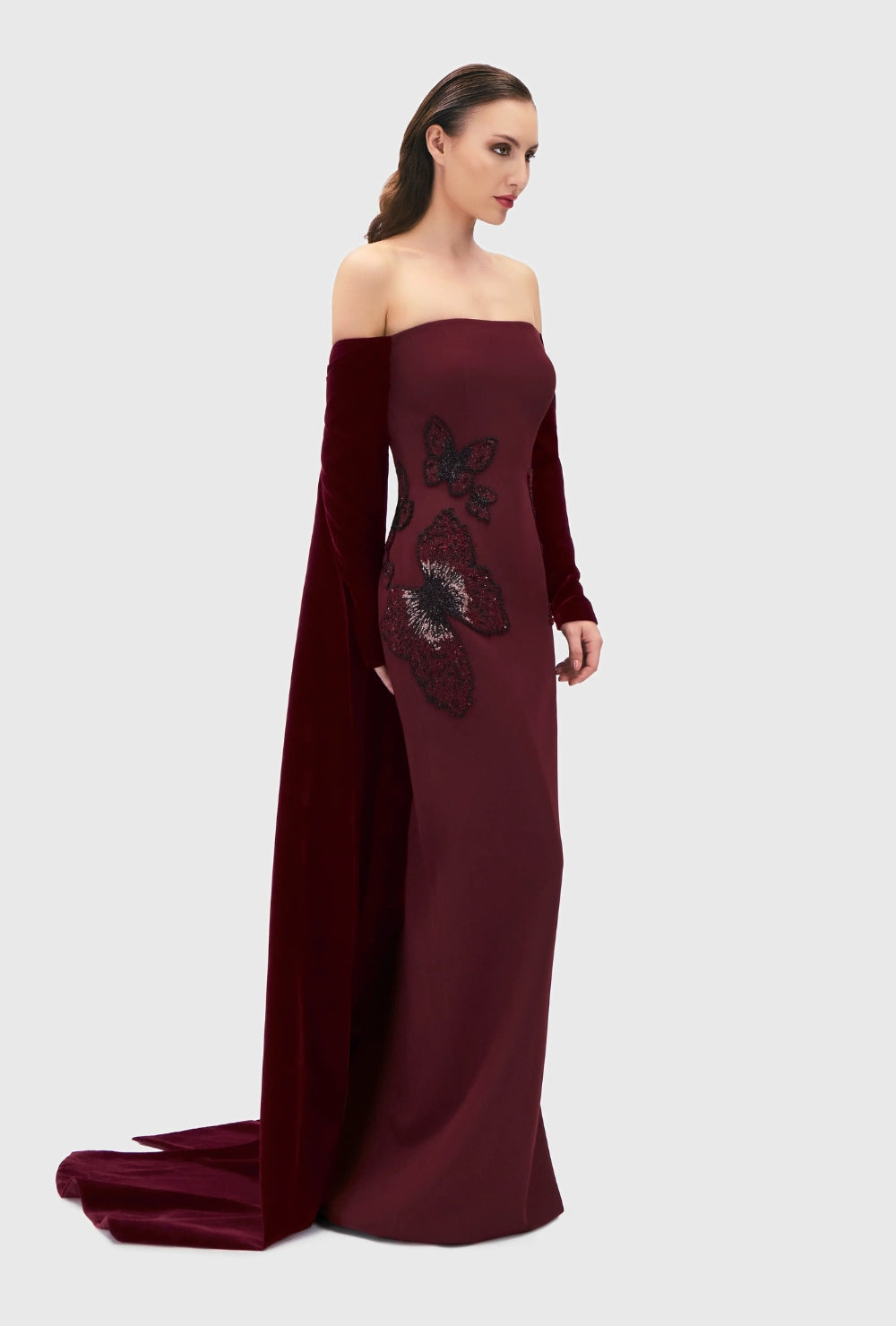 Bordowa suknia wieczorowa maxi z odkrytymi ramionami z trenem i cekinowymi aplikacjami w kształcie motyli