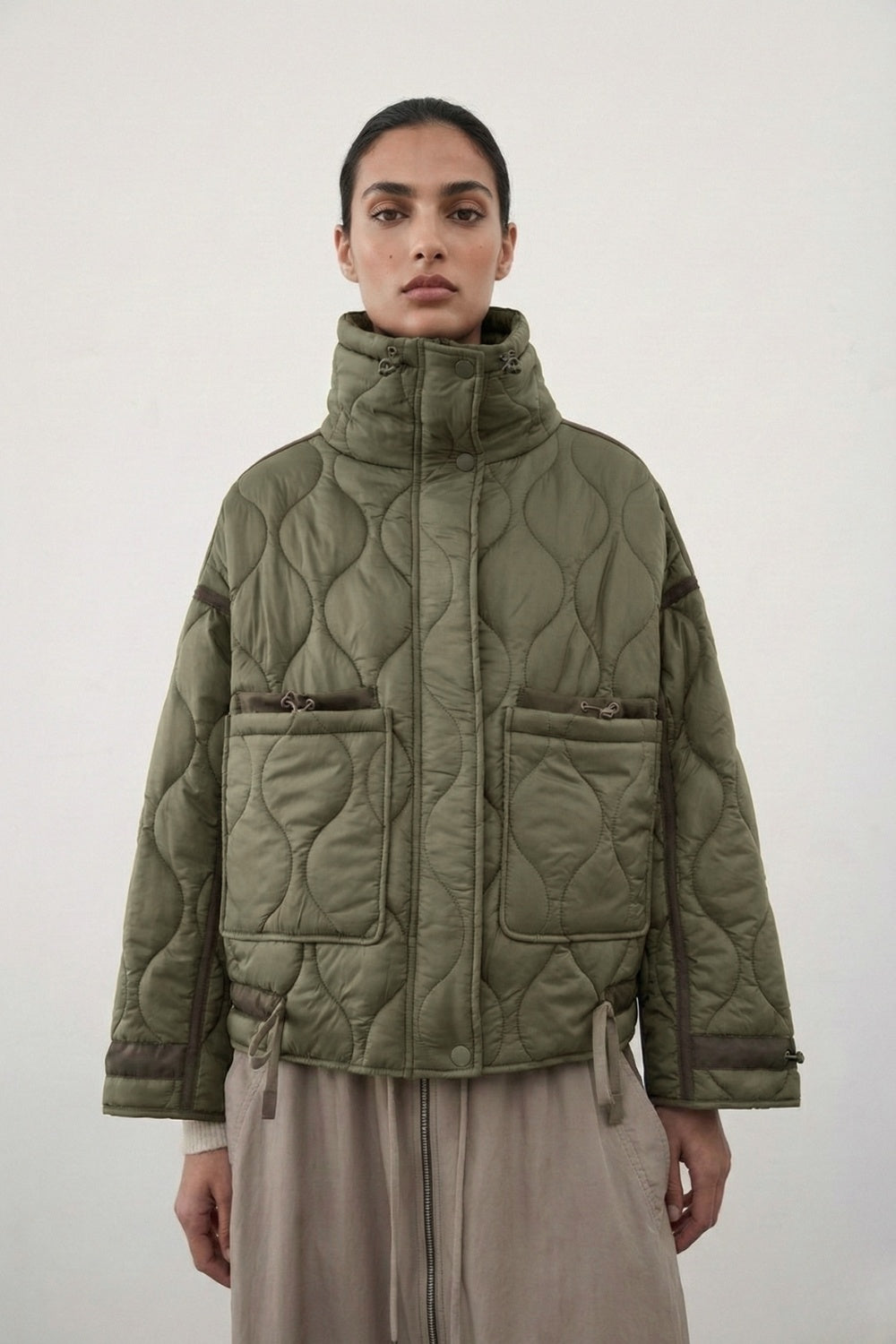 Pikowana kurtka typu puffer o luźnym kroju z wysoką stójką i dużymi kieszeniami