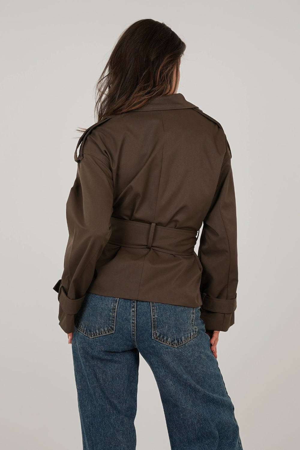 Ciemnobrązowy krótki trencz oversize z szerokim kołnierzem i paskiem w talii