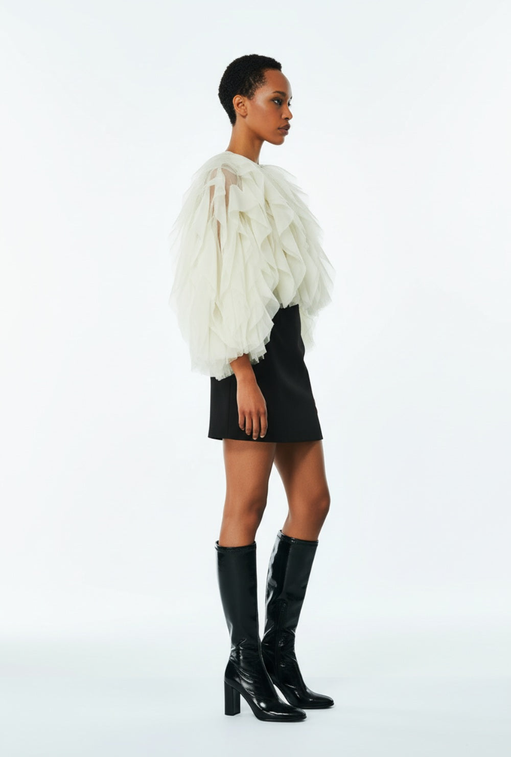 Krótki top z lekkiej tiulowej tkaniny z wielowarstwowymi falbanami i bufiastymi rękawami
