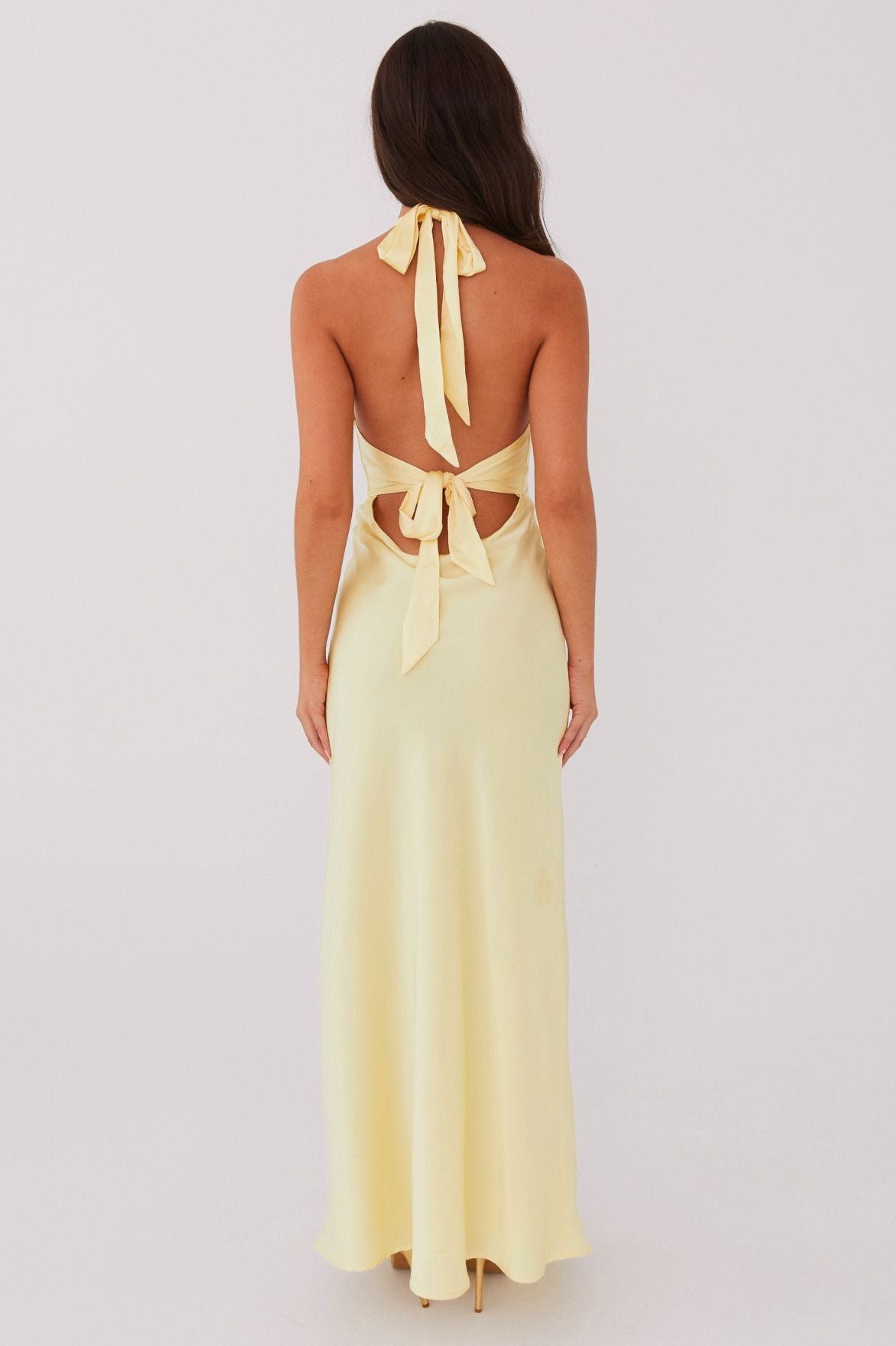 Sukienka satynowa halter wiązana na plecach maxi