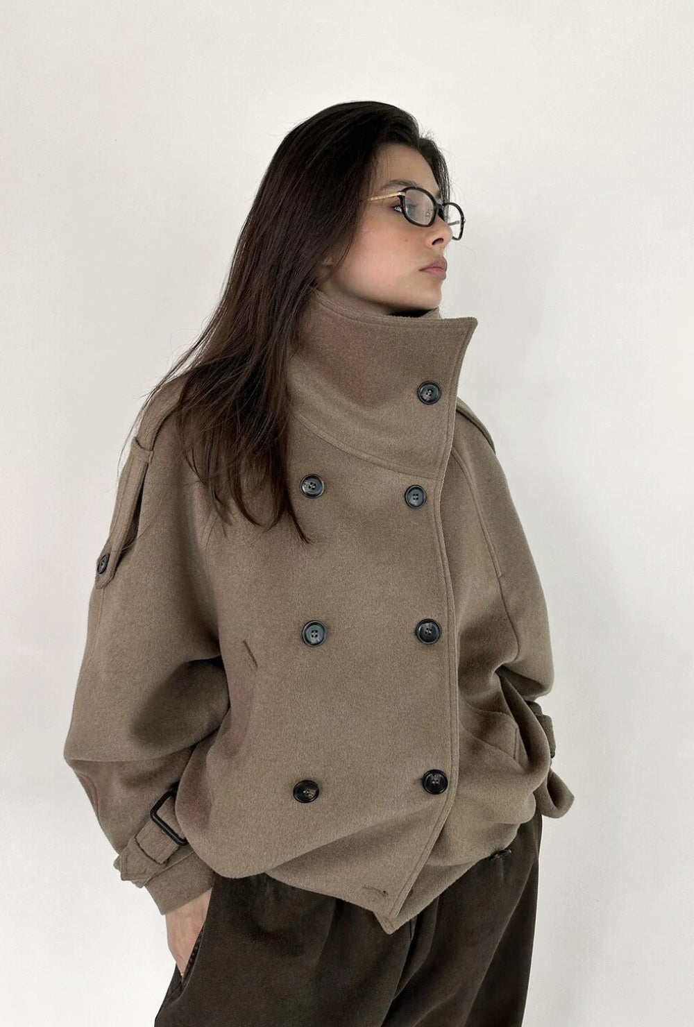 Krótka kurtka oversize z mieszanki wełny w beżowym melanżu z wysoką stójką i dwurzędowym zapięciem