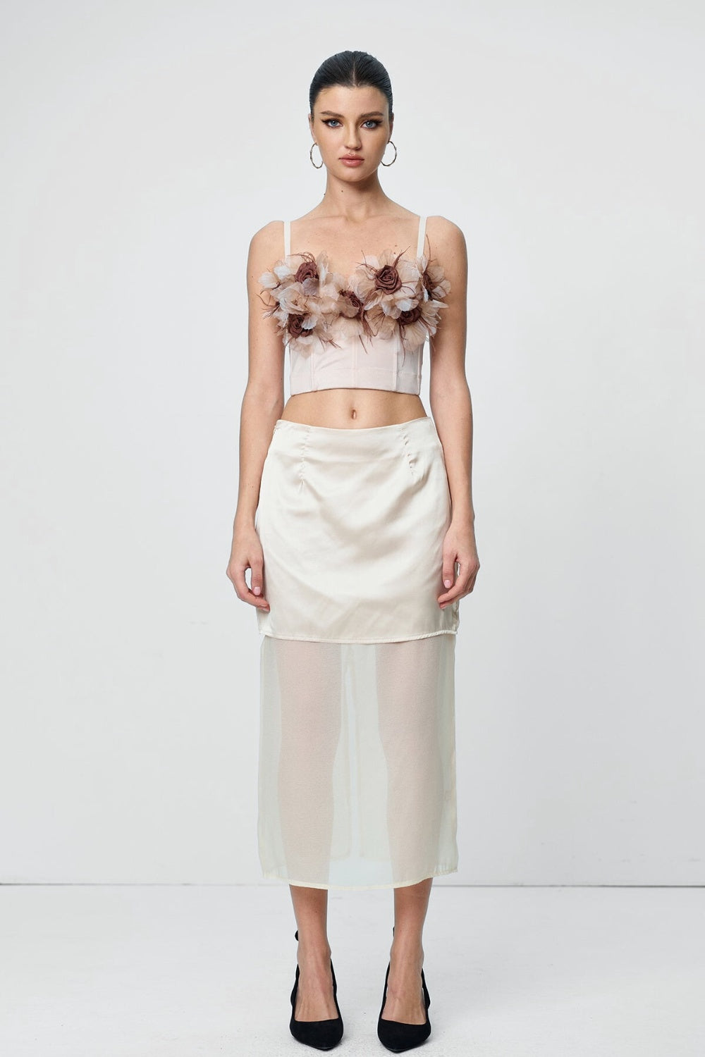 Gorsetowy top z kwiatowymi aplikacjami 3D i cienkimi ramiączkami