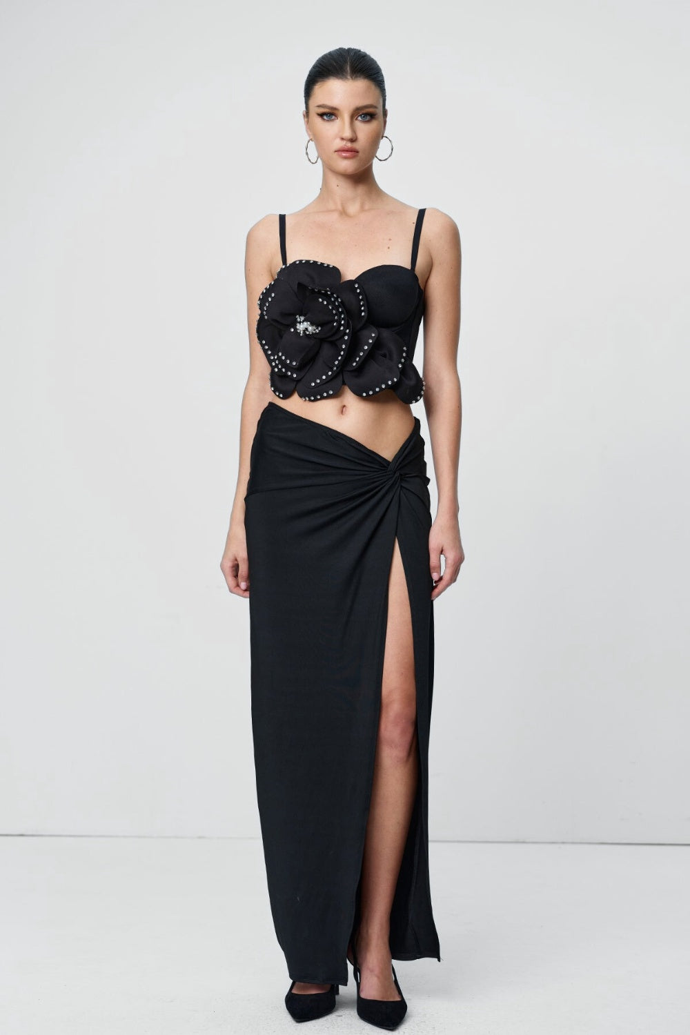 Gorsetowy top z kwiatową aplikacją i cienkimi ramiączkami zdobiony kryształkami