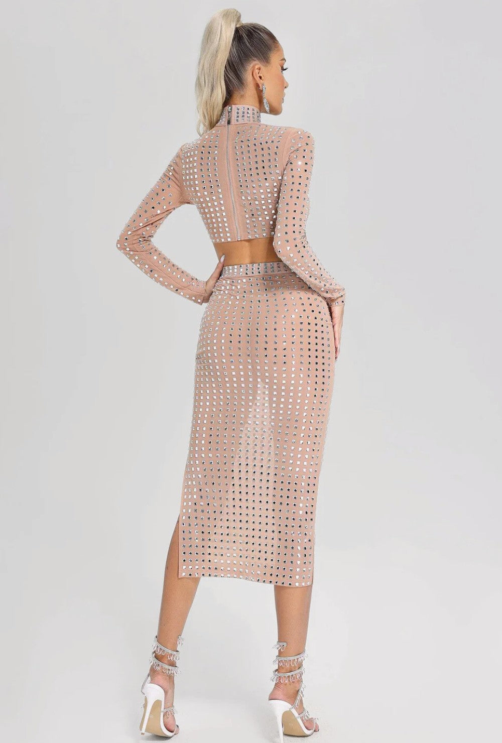 Komplet beżowy z dopasowanym crop topem ze stójką i ołówkową spódnicą midi z aplikacjami z kryształków