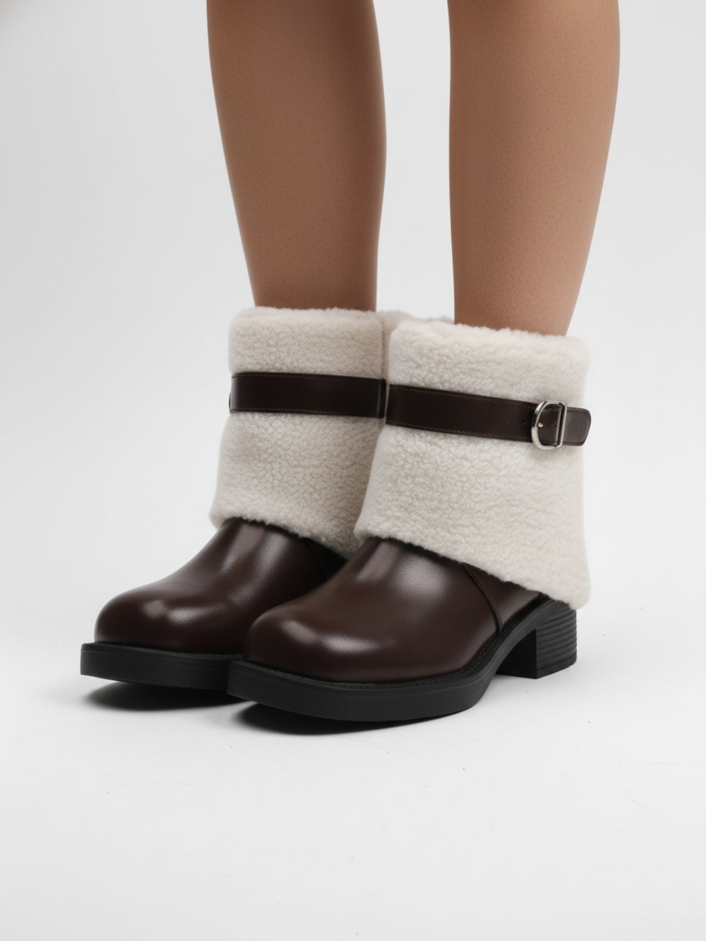 Botki zimowe na niskim słupku ze sztucznej skóry z cholewką z imitacji kożuszka i paskiem z klamrą