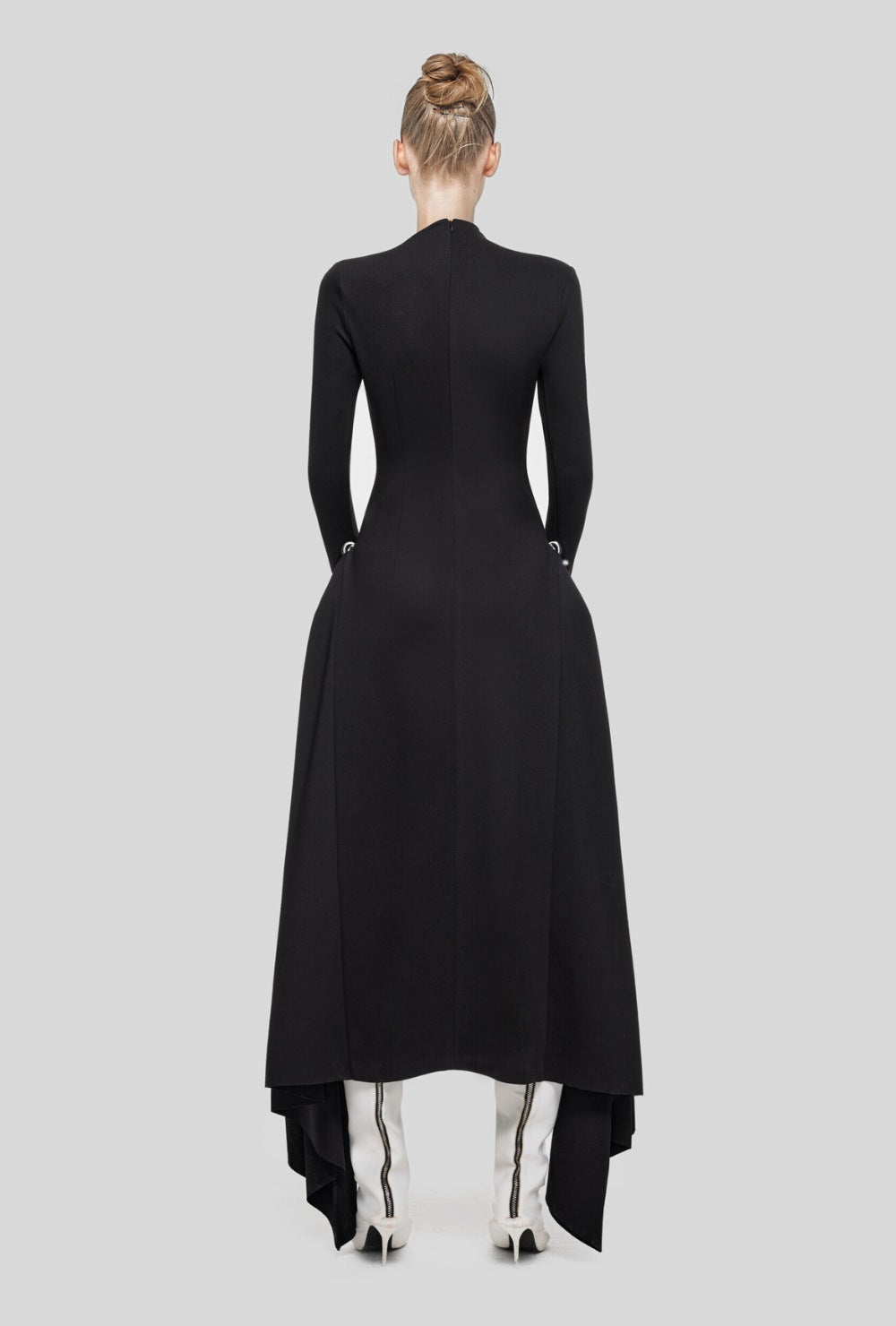 Asymetryczna sukienka midi z metalowymi guzikami i symetrycznymi drapowaniami