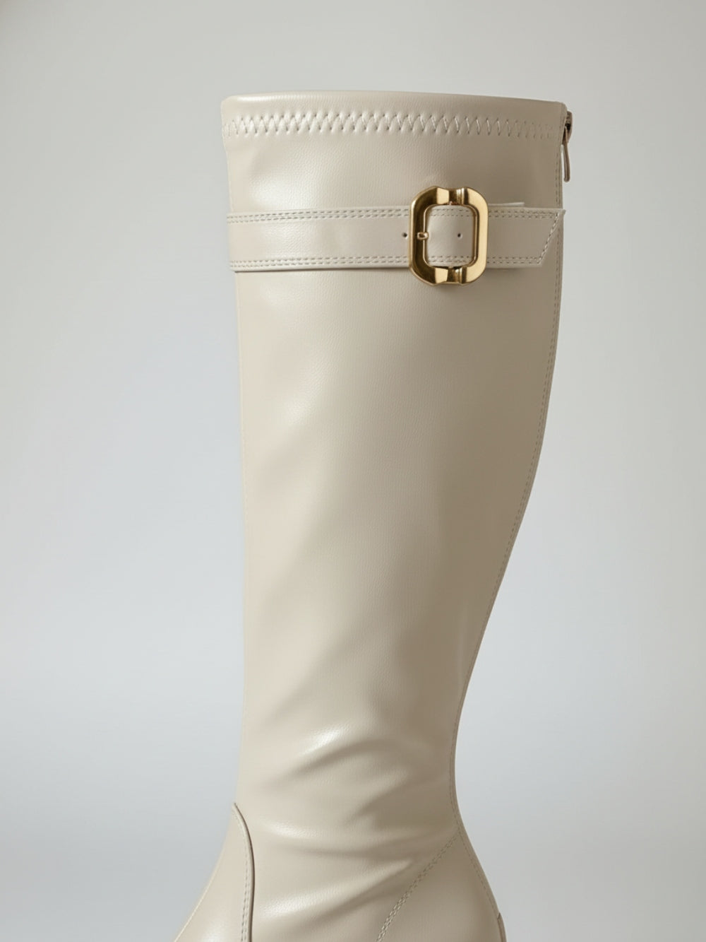 Kozaki na słupku przed kolano ze sztucznej skóry z ozdobnym paskiem z klamrą i suwakiem z tyłu