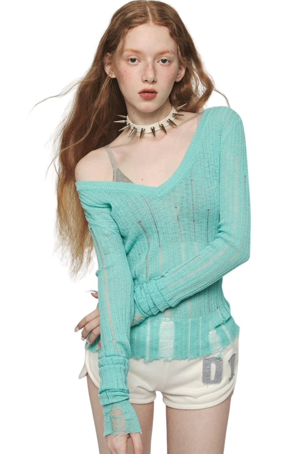 Bluzka z prążkowanej dzianiny z dekonstruowanym efektem i dekoltem w serek