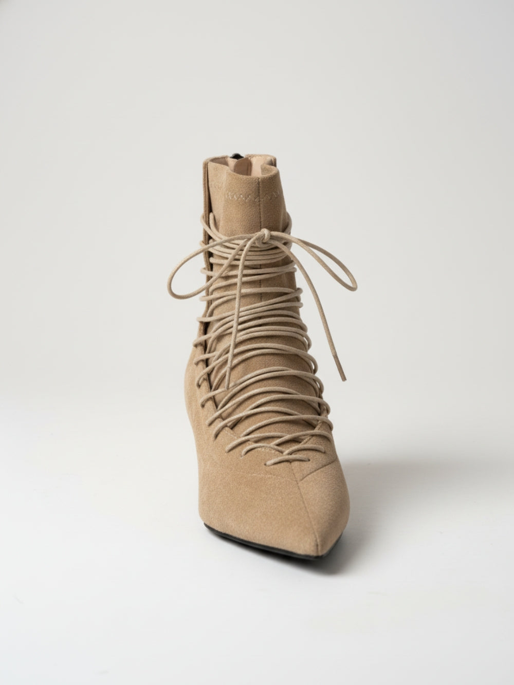 Botki z eko zamszu na niskiej szpilce z owijanym sznurowaniem