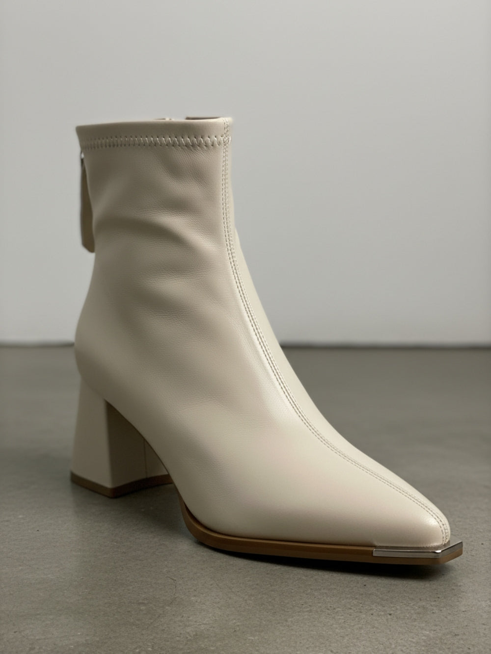 Botki ze sztucznej skóry na słupku z metalicznym noskiem