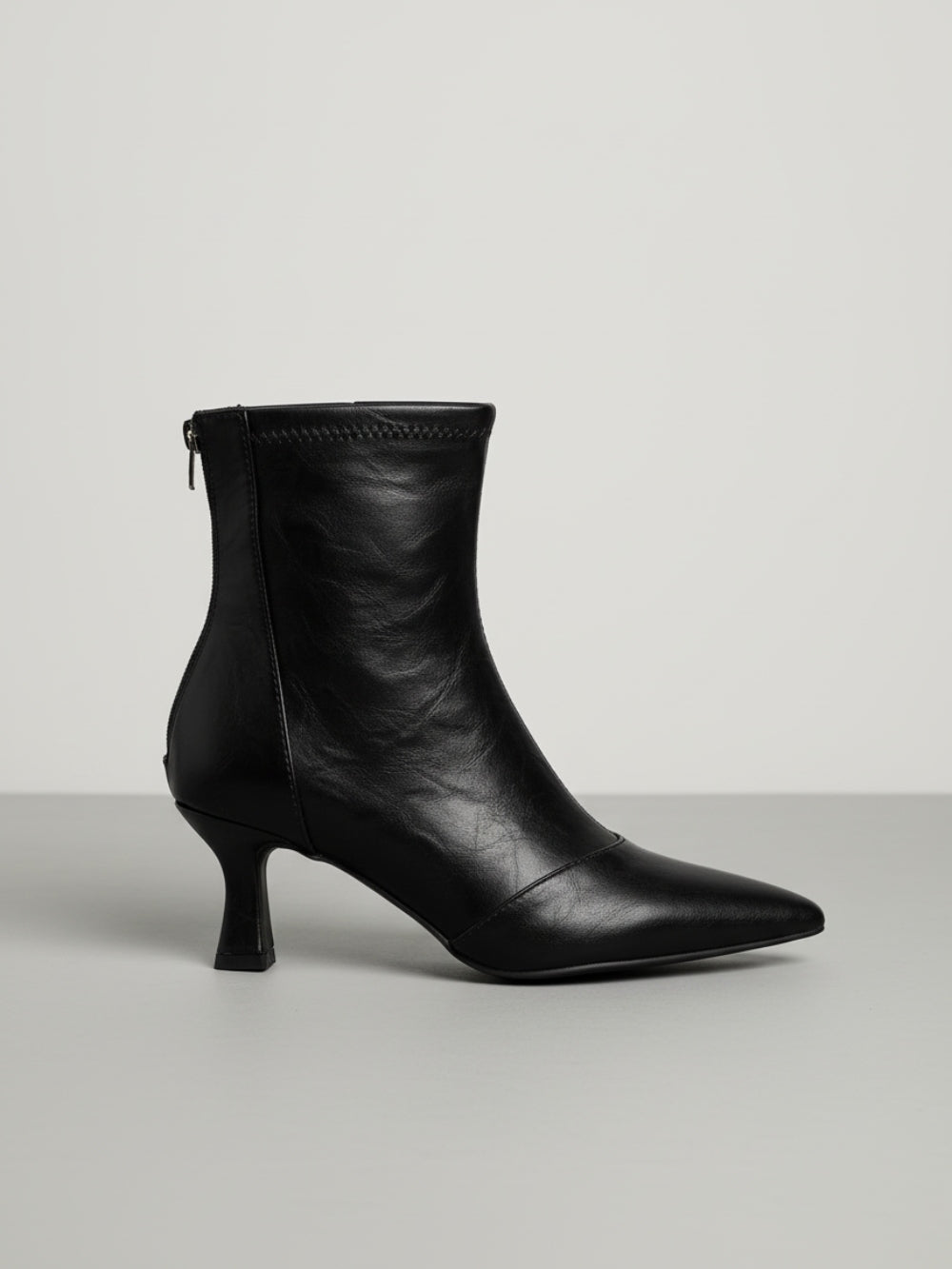 Botki na obcasie kitten z ostrym noskiem z dopasowaną cholewką ze sztucznej skóry i zamkiem z tyłu