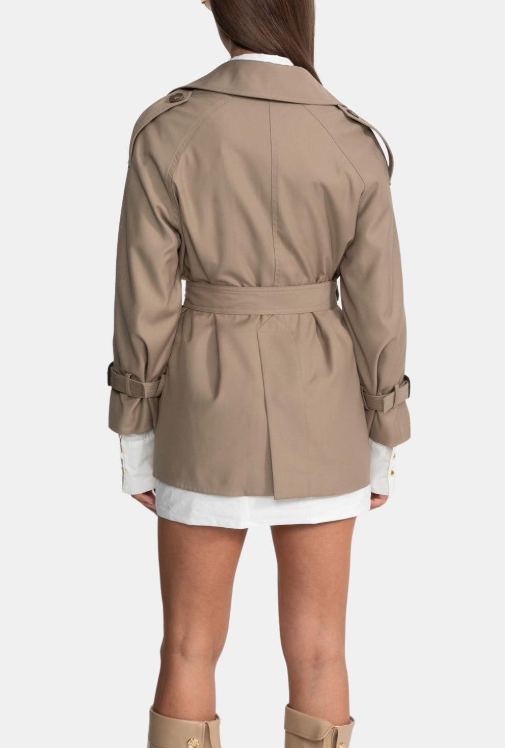 Beżowy krótki trencz z paskiem i podwójnym zapięciem na guziki