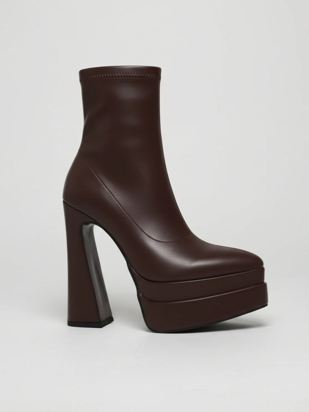 Botki z eko skóry na bardzo wysokiej platformie z dopasowaną cholewką i szerokim obcasem słupkiem
