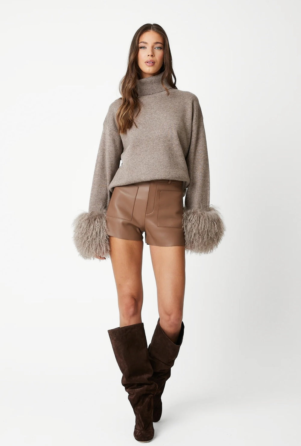 Sweter oversize z golfem z mieszanki wełny z dużymi pluszowymi mankietami ze sztucznego futra