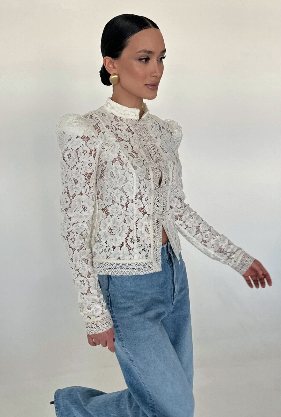 Dopasowana bluzka z kwiatowej koronki ze stójką i żabkami z długimi rękawami