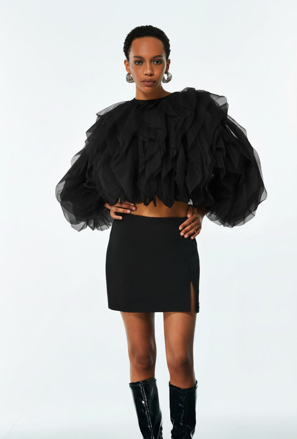Krótki top z lekkiej tiulowej tkaniny z wielowarstwowymi falbanami i bufiastymi rękawami