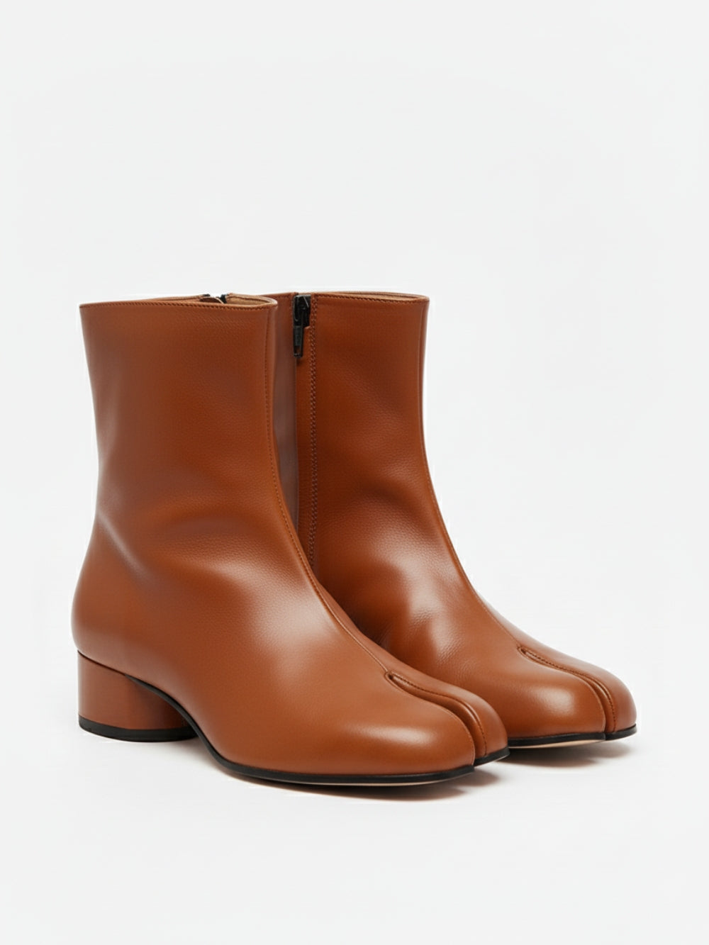 Botki z eko skóry przed kostkę z dzielonym noskiem tabi i niskim słupkowym obcasem