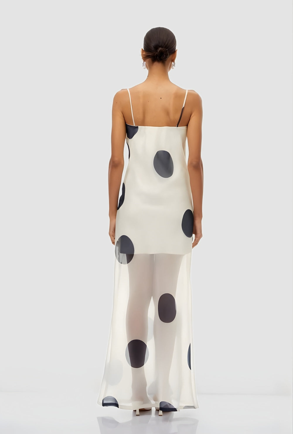 Biała satynowa sukienka maxi na ramiączkach z tiulową warstwą i dużymi czarnymi grochami