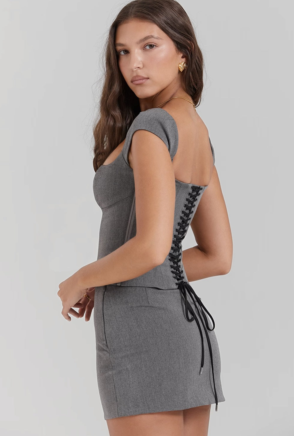 Szary zestaw z gorsetowym topem i mini spódnicą z dopasowanym krojem
