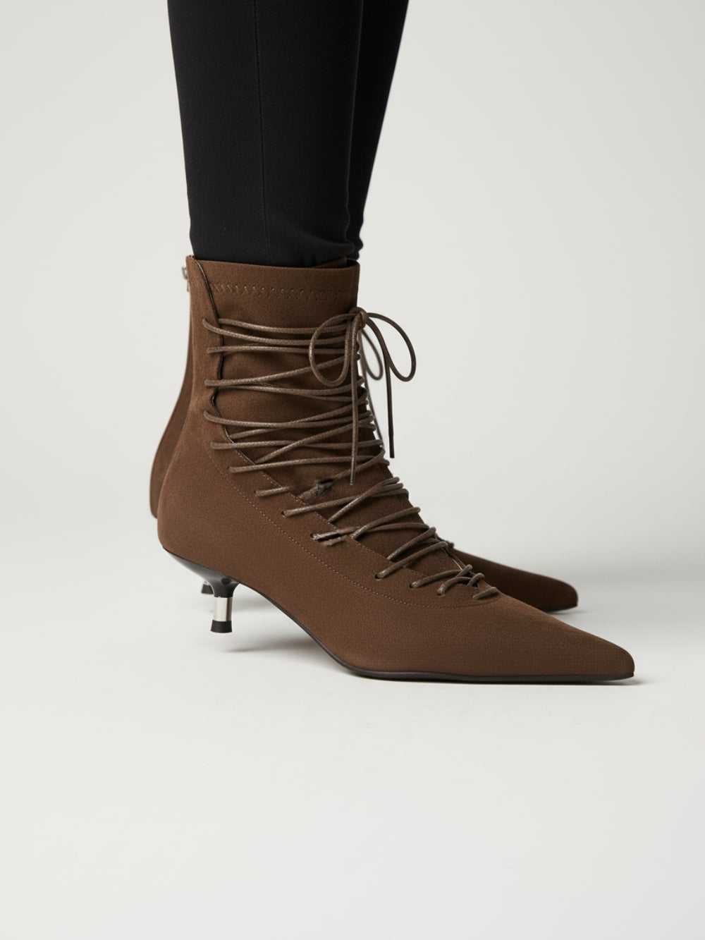 Botki z eko zamszu na niskiej szpilce z owijanym sznurowaniem