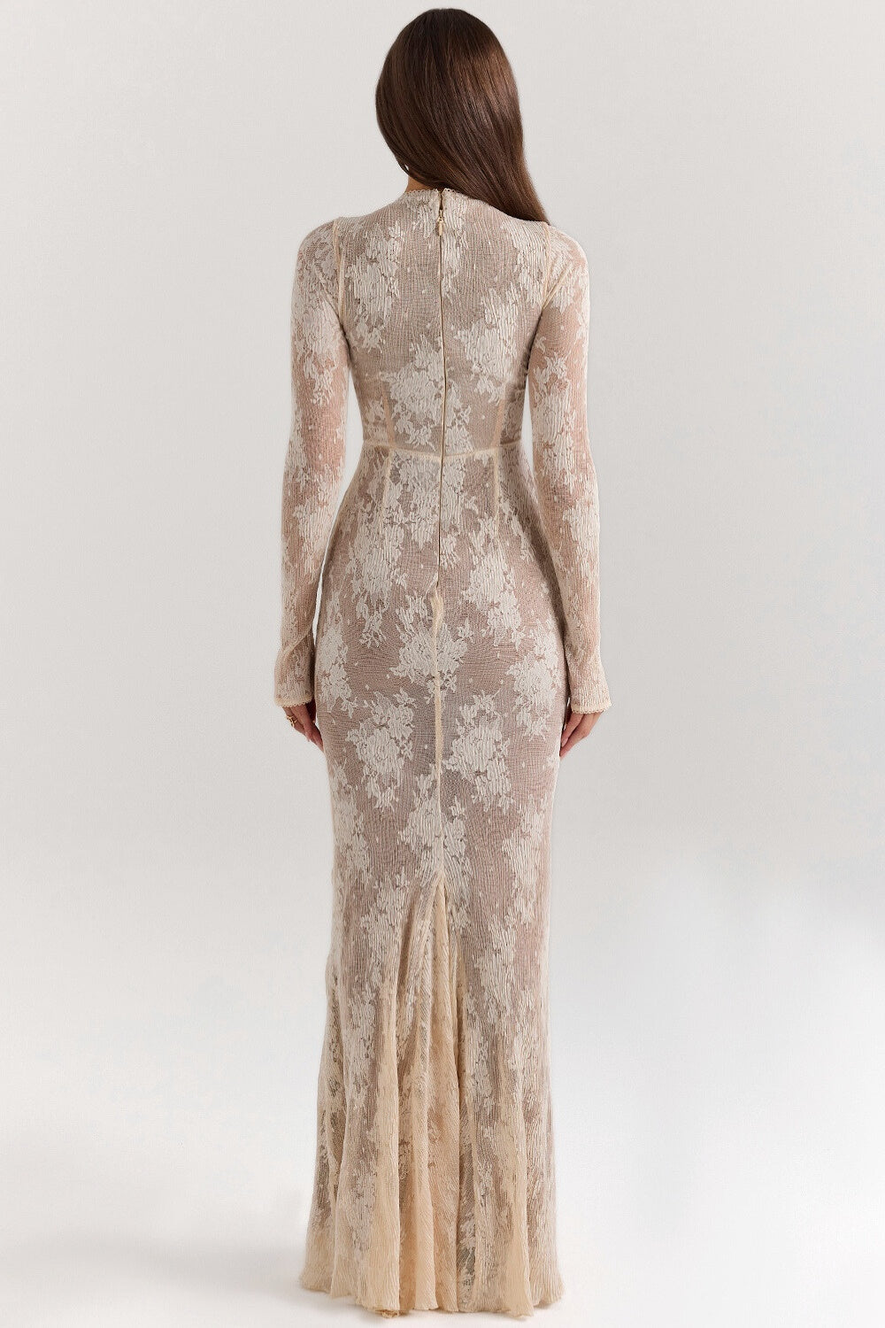 Biała sukienka maxi z kwiatowej koronki z długim rękawem i wysokim dekoltem