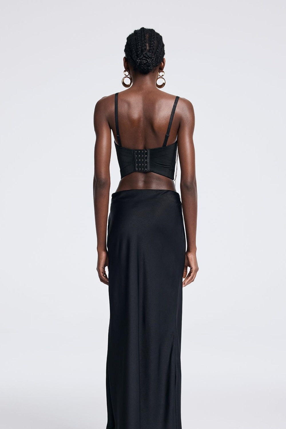 Czarny denimowy top z kryształowymi łańcuszkami i ramiączkami