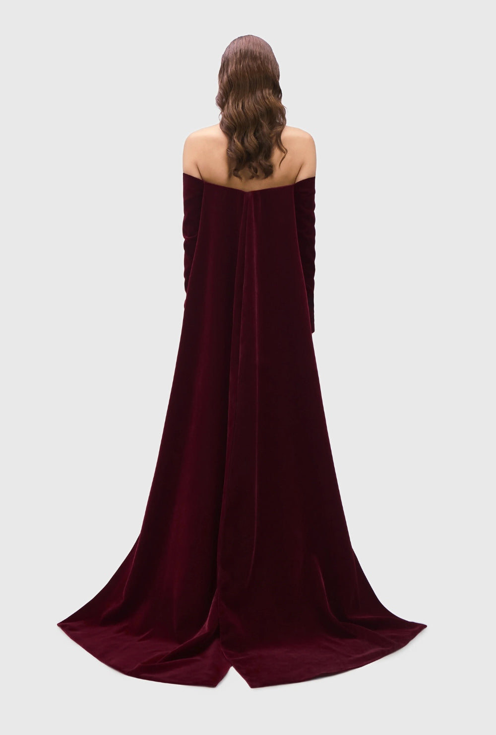 Bordowa suknia wieczorowa maxi z odkrytymi ramionami z trenem i cekinowymi aplikacjami w kształcie motyli