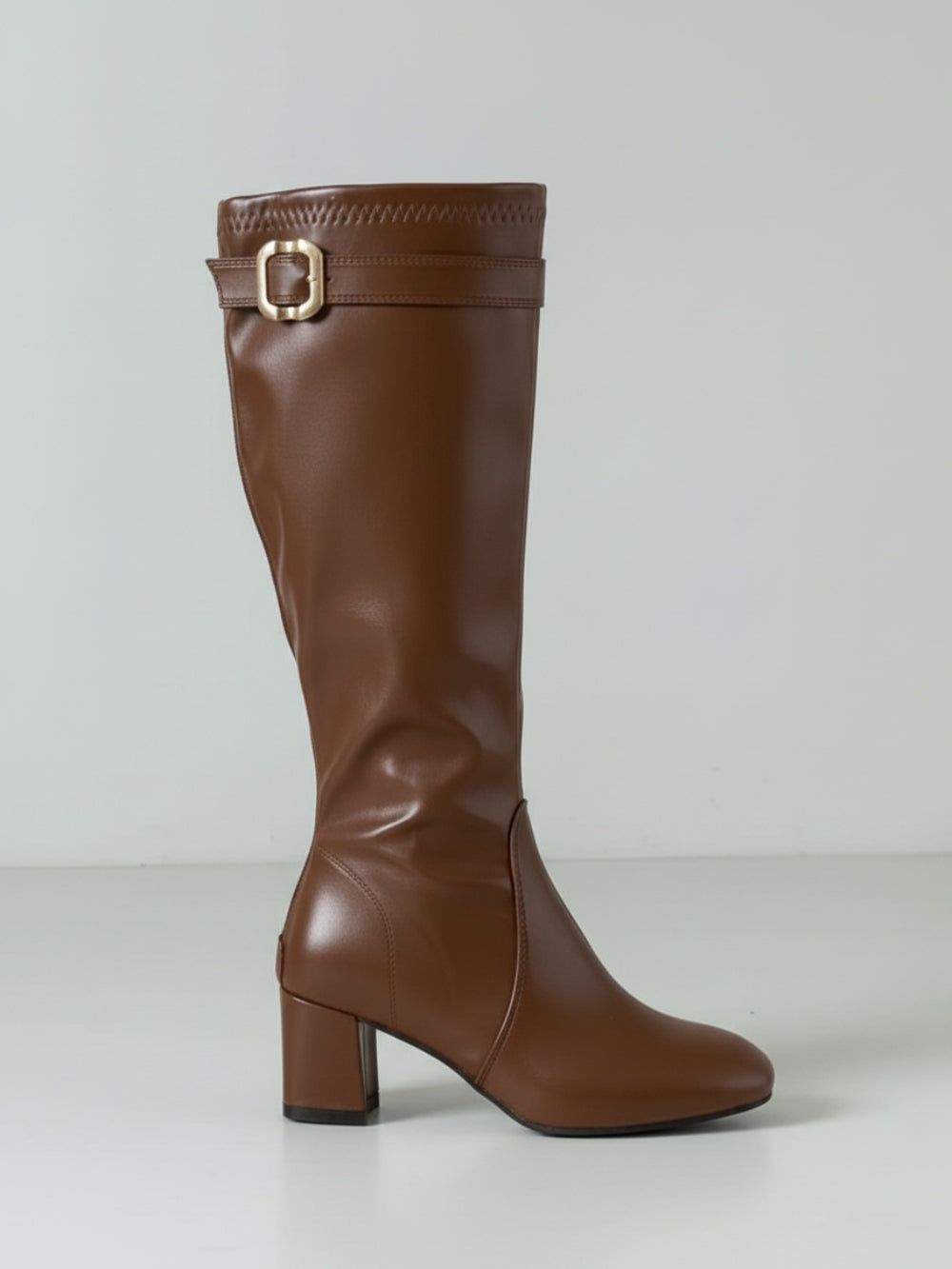 Kozaki na słupku przed kolano ze sztucznej skóry z ozdobnym paskiem z klamrą i suwakiem z tyłu