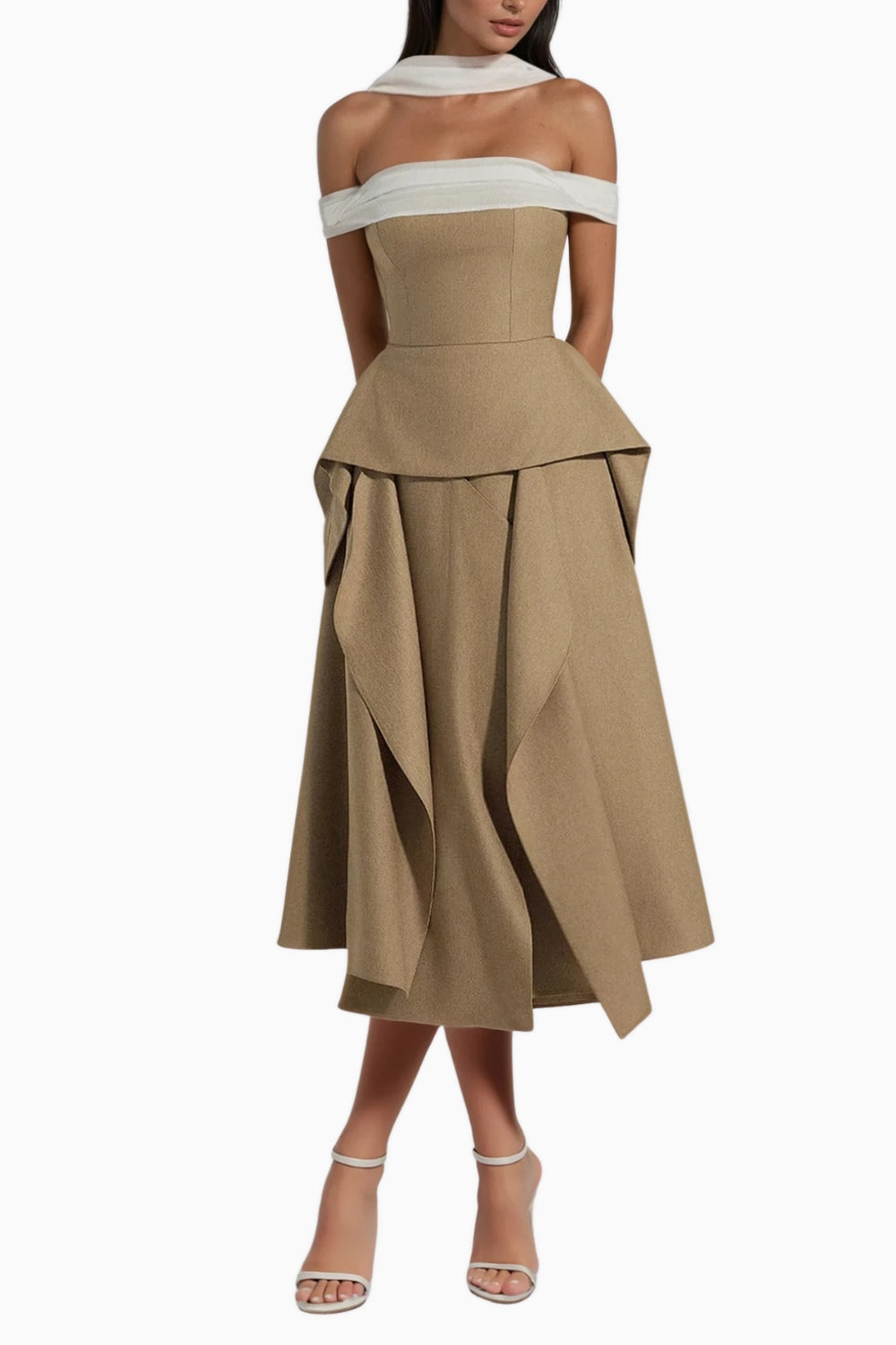 Beżowa sukienka midi z odkrytymi ramionami, taśmą przy dekolcie i konstrukcyjną spódnicą z drapowaniami