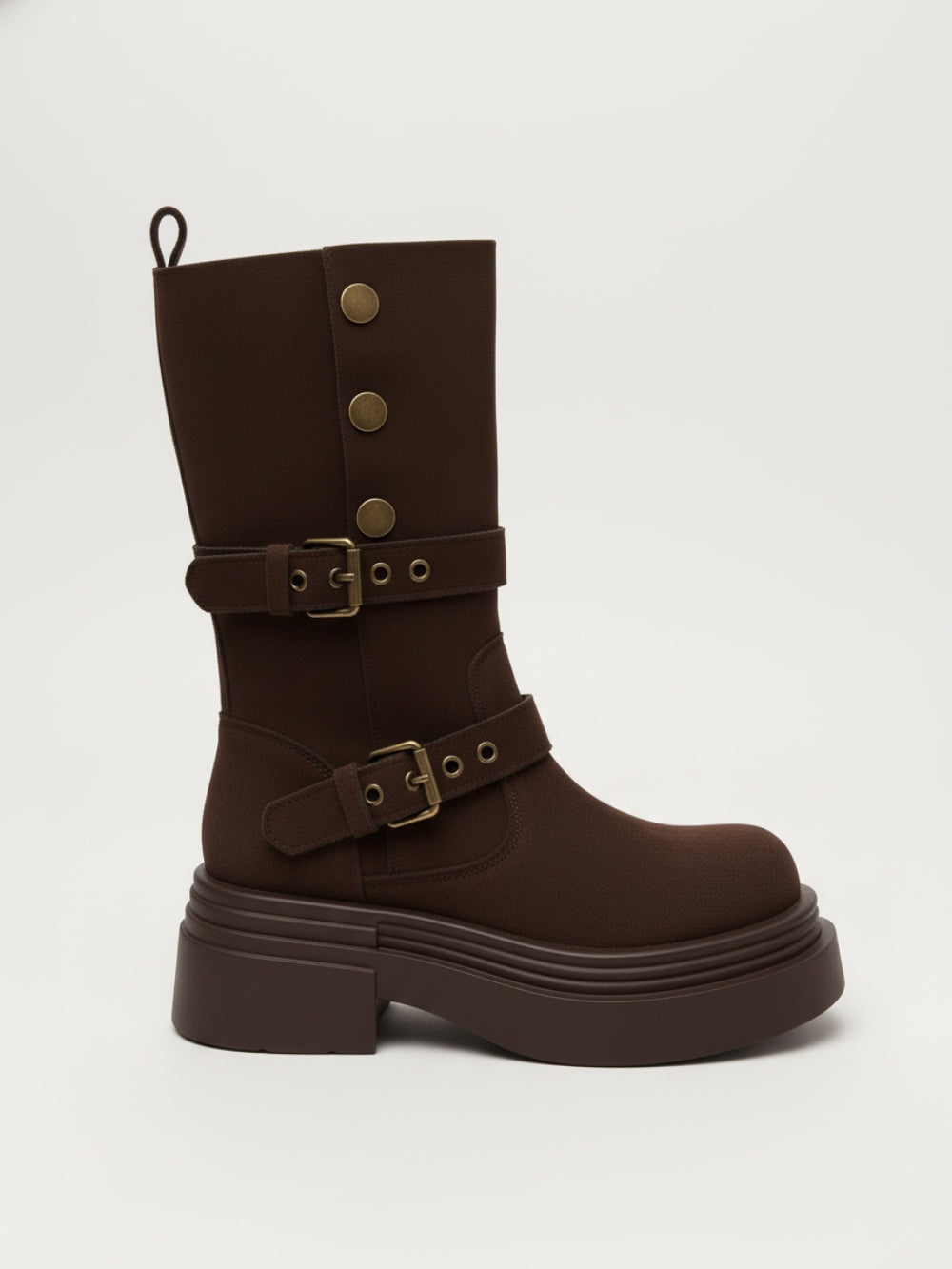 Botki biker na platformie z cholewką z miękkiego sztucznego zamszu na masywnej podeszwie z paskami i napami