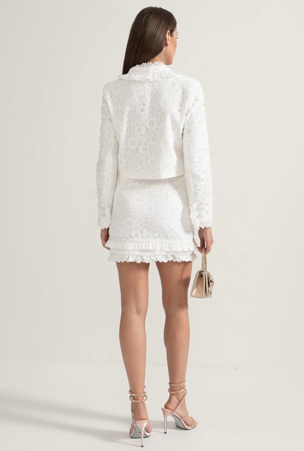 Biały elegancki komplet dwuczęściowy z perłowymi zdobieniami