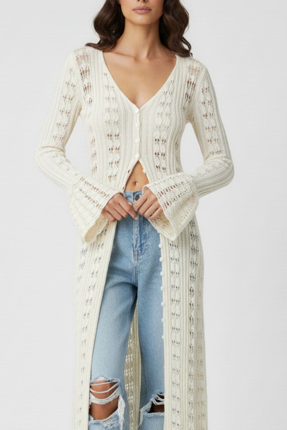 Długi biały ażurowy kardigan z miękkiej dzianiny z szerokimi rękawami i guzikami z przodu