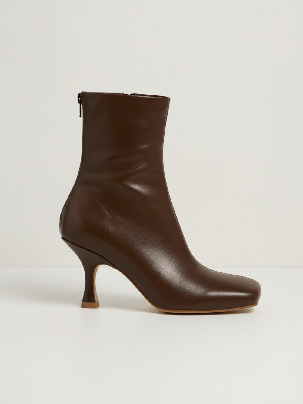 Botki z eko skóry za kostkę z dopasowaną cholewką, średnim wyprofilowanym obcasem i lekko kwadratowym noskiem z zamkiem z tyłu