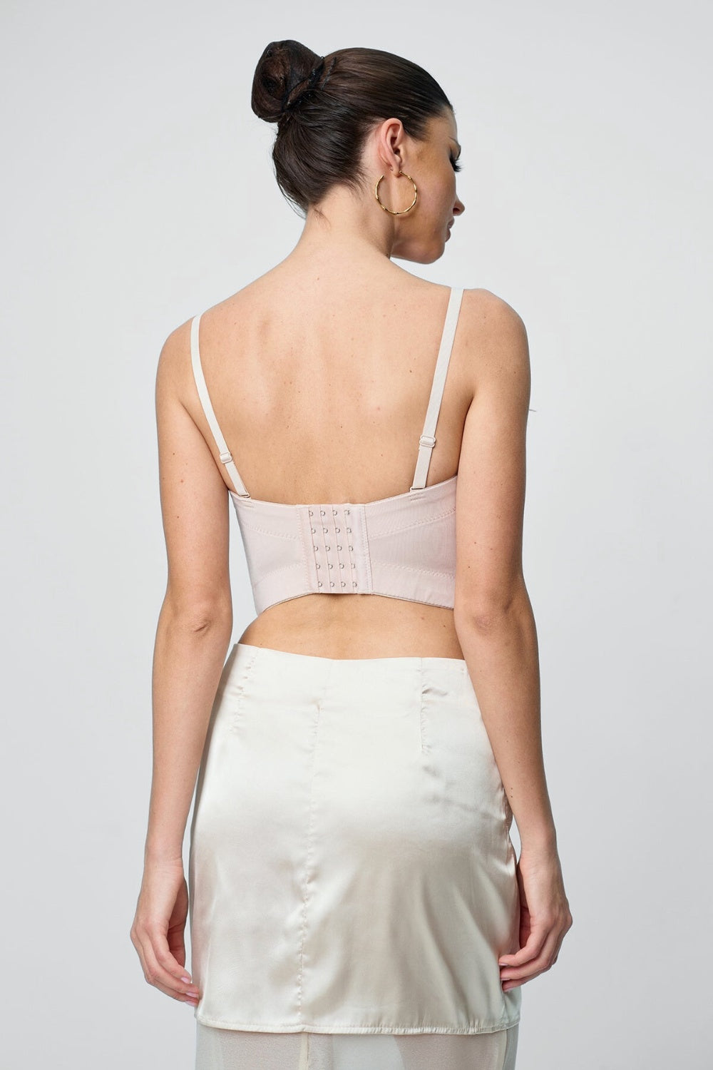 Gorsetowy top z kwiatowymi aplikacjami 3D i cienkimi ramiączkami