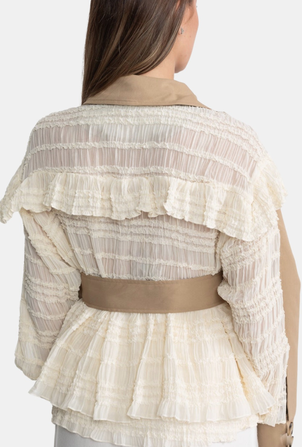 Beżowo-kremowa krótka kurtka dwurzędowa z plisowanymi panelami i paskiem w talii