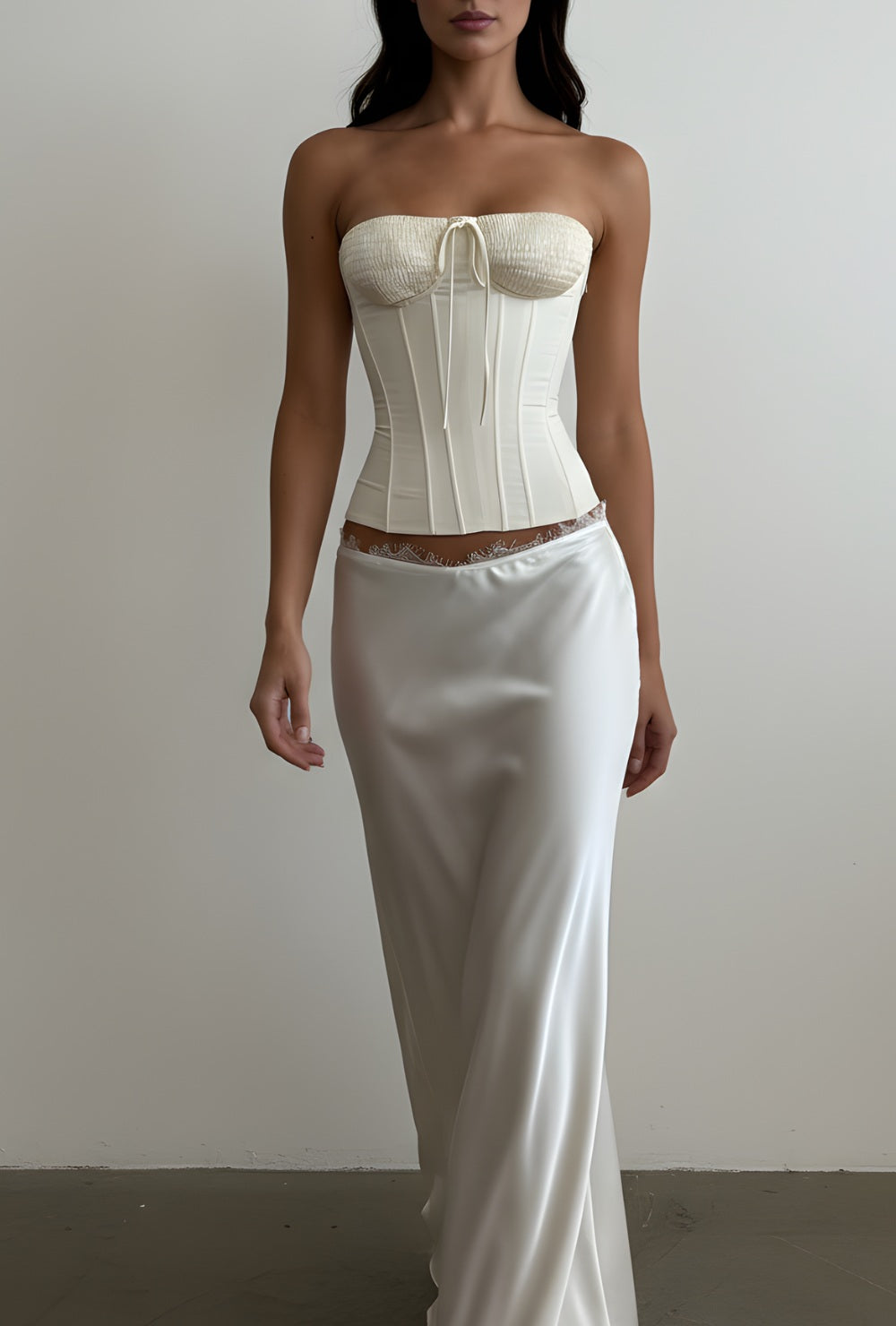 Kremowobiały satynowy gorsetowy top bez ramiączek z wiązaniem z tyłu i teksturowanymi miseczkami