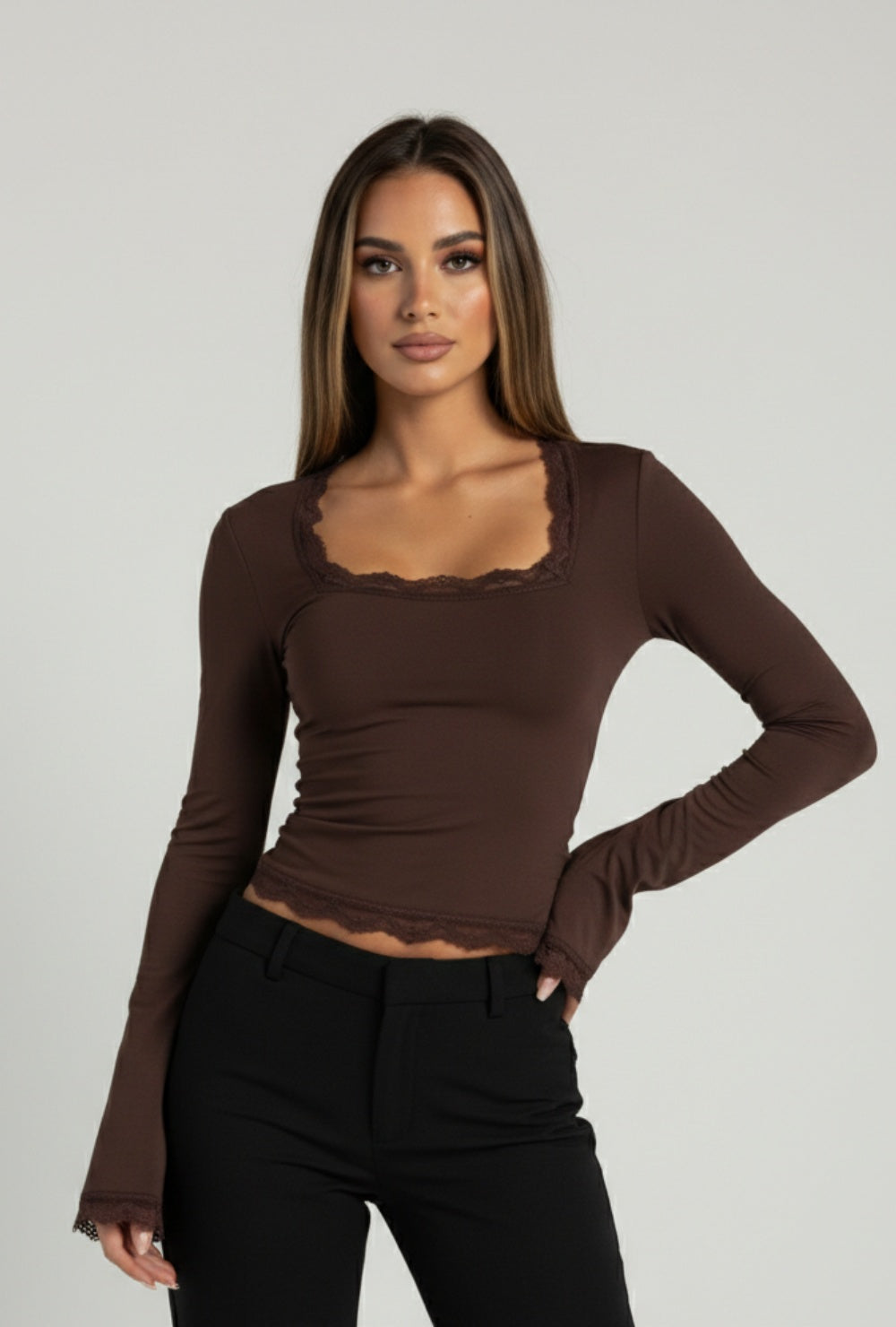 Dopasowany top z koronkowym wykończeniem i rozkloszowanymi rękawami