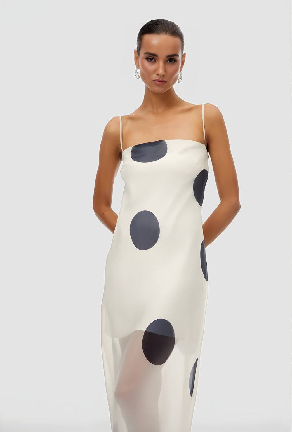 Biała satynowa sukienka maxi na ramiączkach z tiulową warstwą i dużymi czarnymi grochami