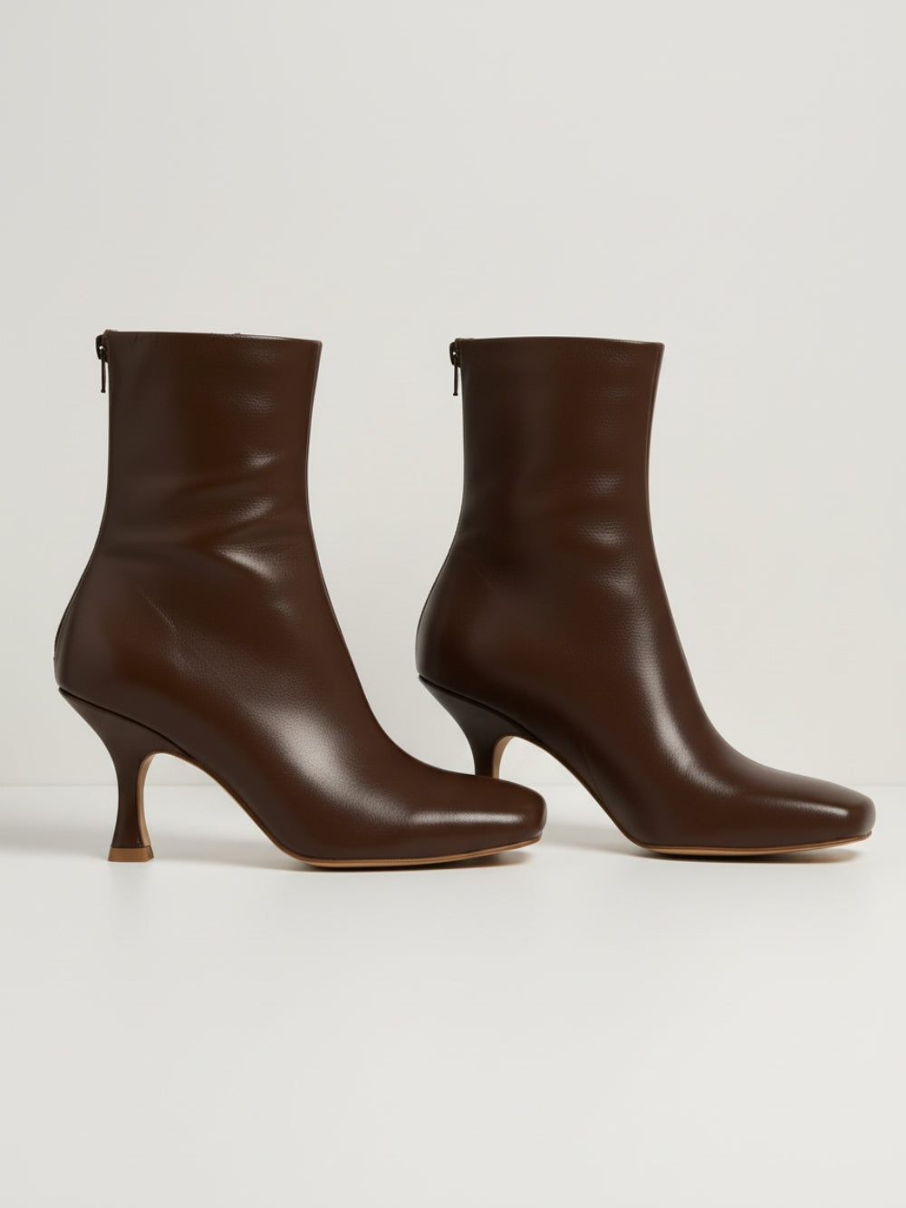 Botki z eko skóry za kostkę z dopasowaną cholewką, średnim wyprofilowanym obcasem i lekko kwadratowym noskiem z zamkiem z tyłu