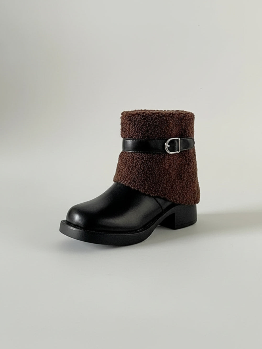 Botki zimowe na niskim słupku ze sztucznej skóry z cholewką z imitacji kożuszka i paskiem z klamrą