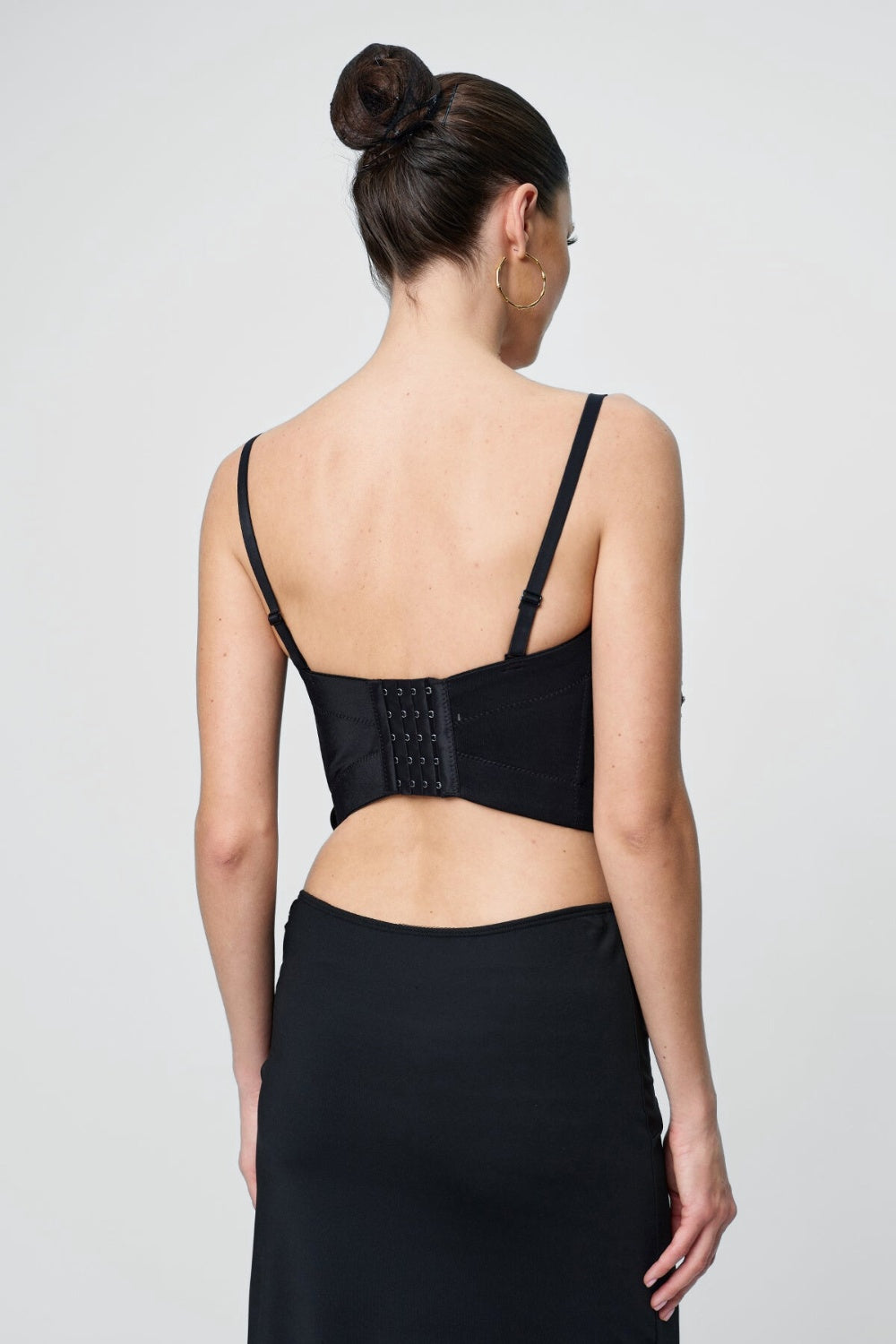 Gorsetowy top z kwiatową aplikacją i cienkimi ramiączkami zdobiony kryształkami