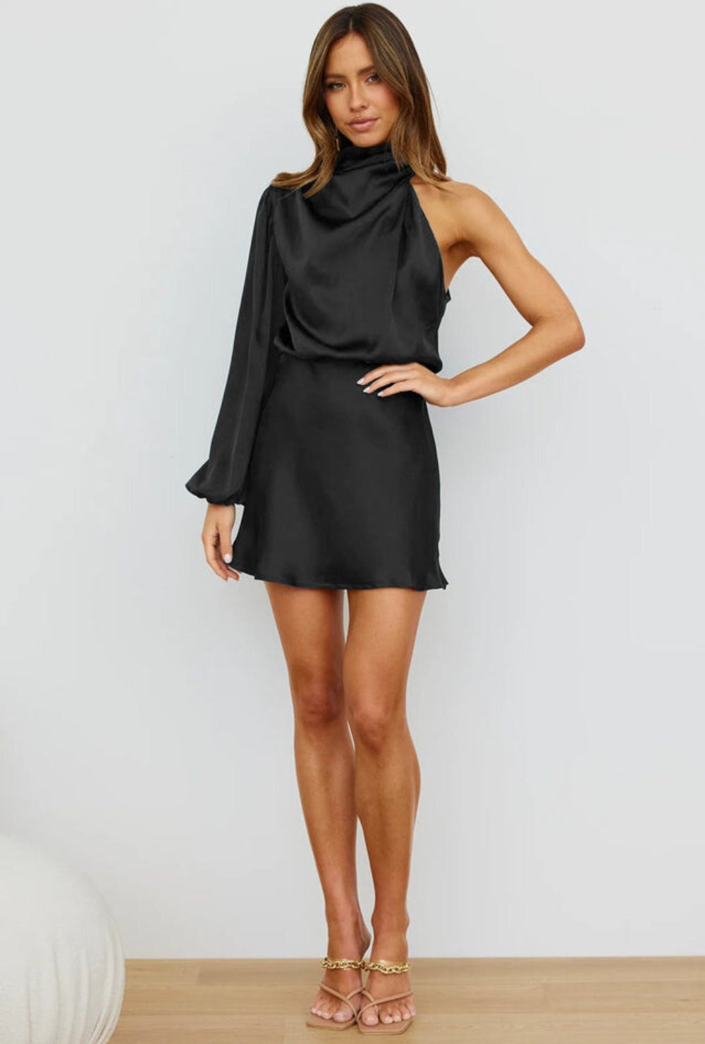 Asymetryczna satynowa sukienka mini na jedno ramię z wysoką stójką i długim rękawem