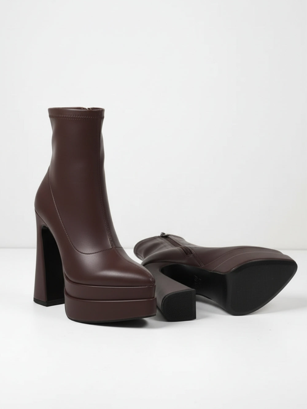 Botki z eko skóry na bardzo wysokiej platformie z dopasowaną cholewką i szerokim obcasem słupkiem
