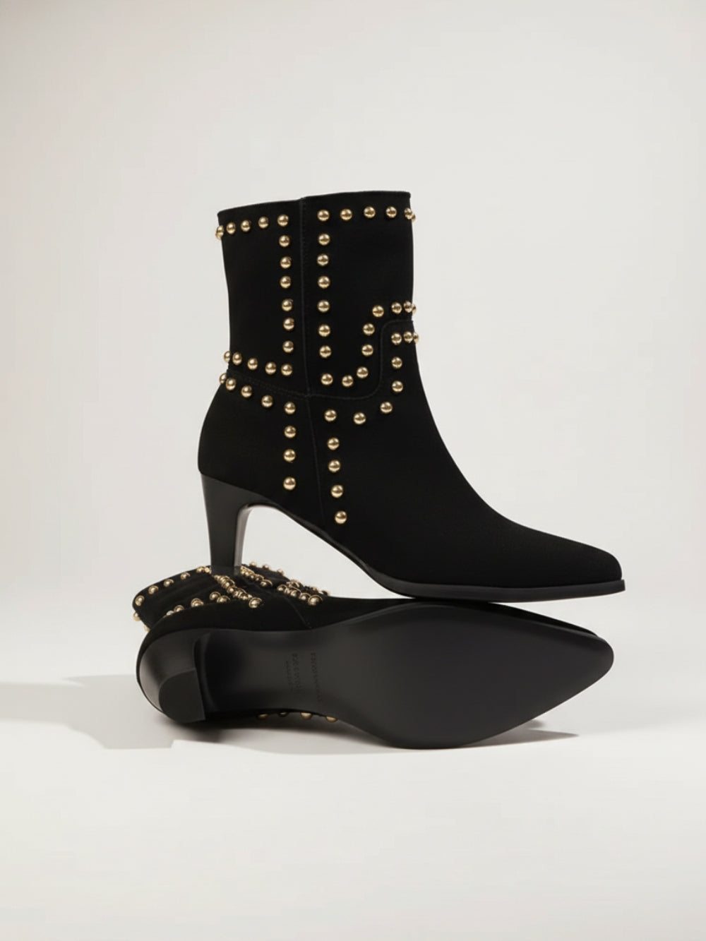 Botki z eko zamszu na niskim obcasie z metalowymi nitami