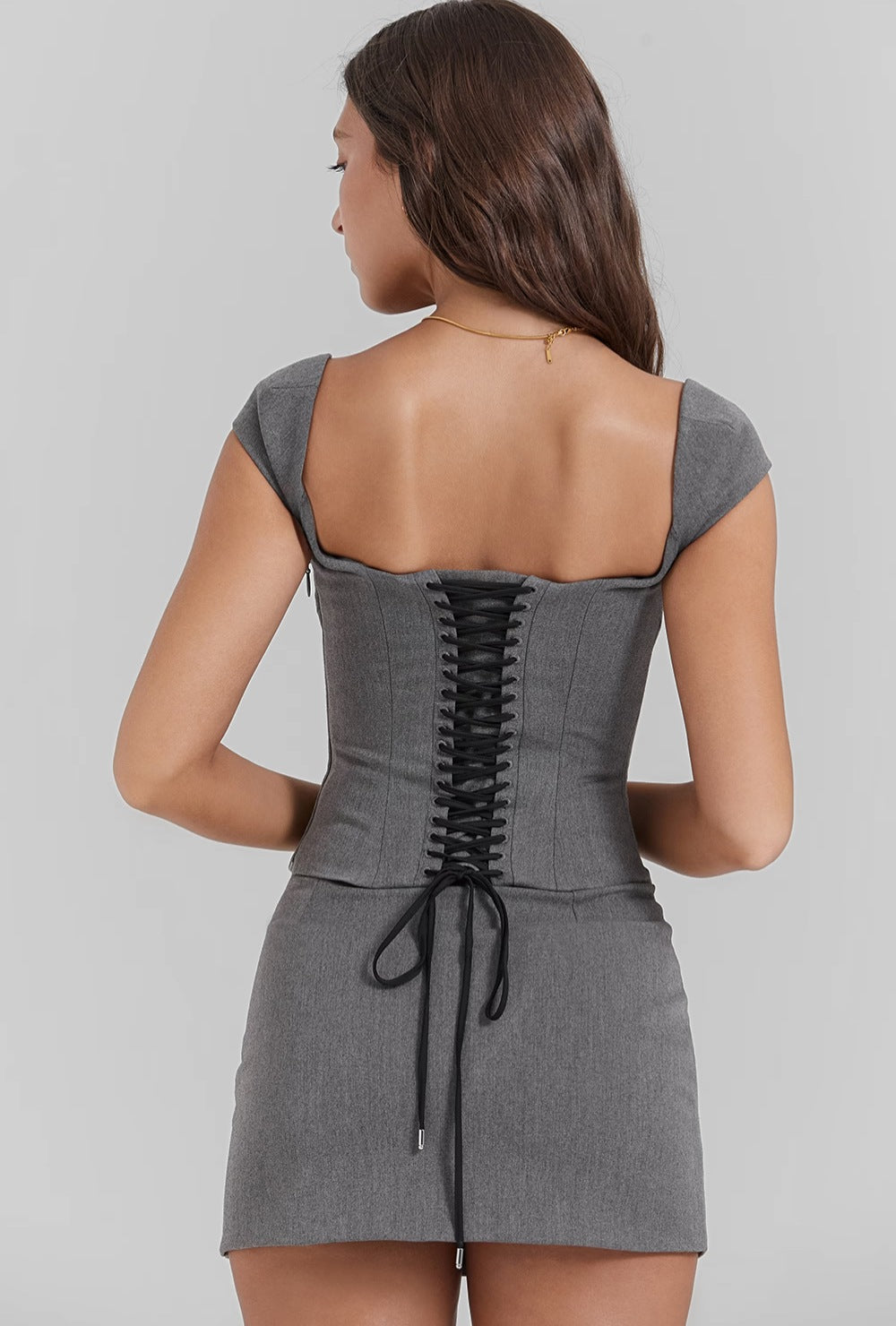 Szary zestaw z gorsetowym topem i mini spódnicą z dopasowanym krojem