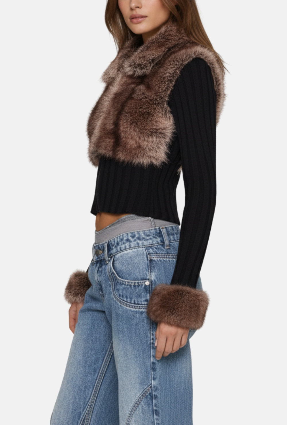 Sweter z prążkowanej dzianiny z futrzanymi detalami i zamkiem z przodu