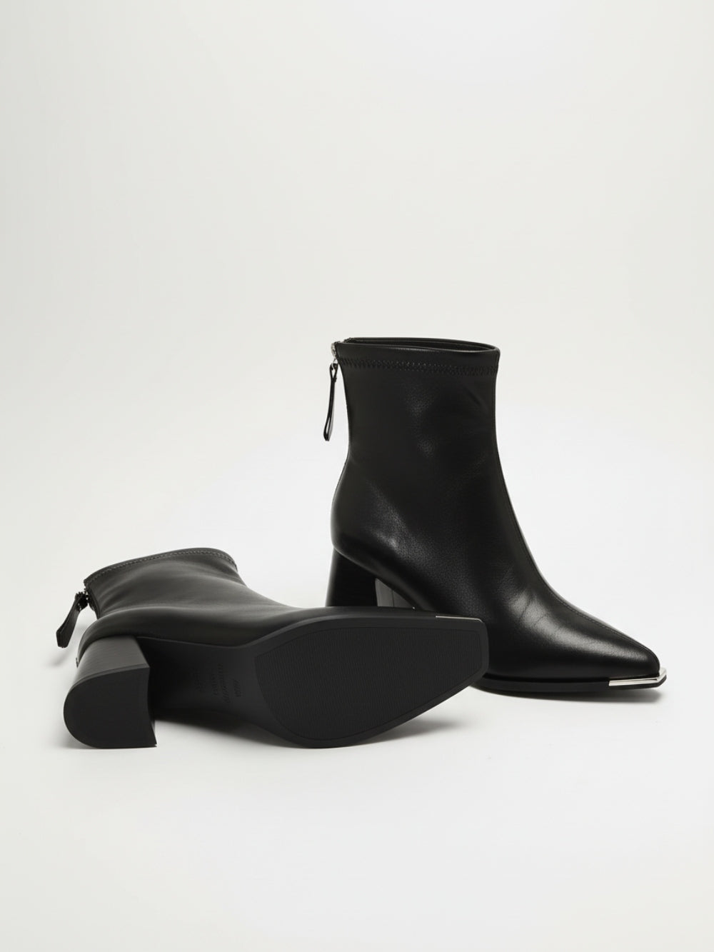 Botki ze sztucznej skóry na słupku z metalicznym noskiem